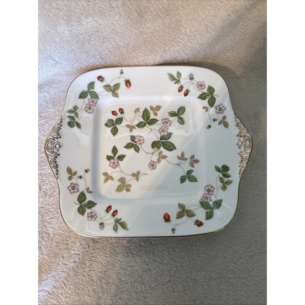 Wedgwood Wild Strawberry Square 10.75" Cake Plate